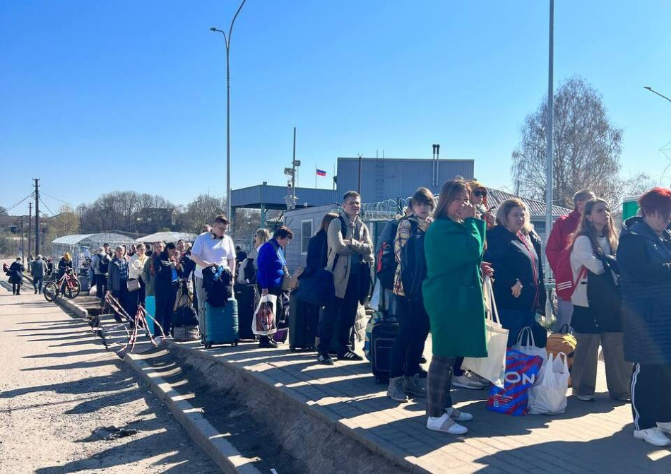 На границе в Ивангороде вновь собралась очередь 